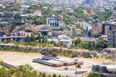 Erivan, Ermenistan - 11 Ağustos 2024: Güneşli bir yaz gününde Ermenistan 'ın Erivan kentinde aracın park alanı ve Nor Nork ilçesinin yukarısı