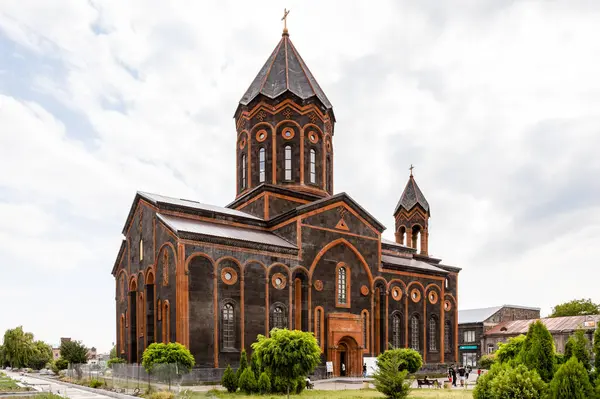 Gyumri, Ermenistan - 19 Temmuz 2024: Bulutlu bir yaz gününde Kutsal Kurtarıcı Kilisesi 'nin Gyumri şehrindeki binası