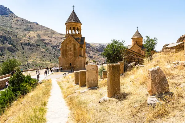 Noravank, Ermenistan - 3 Ağustos 2024: Vayots Dzor illerindeki Noravank manastırı manzarası, güneşli yaz günü Ermenistan