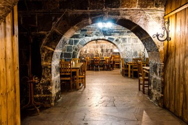 Eski bir meyhanenin içinde, taş zeminde antik bir şehir evinde.