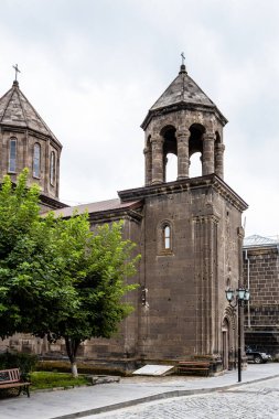 Abovyan caddesindeki Kara Surb Nshan Kilisesi 'nin çan kulesi, Gyumri şehrindeki en eski kilise, Ermenistan bulutlu yaz gününde.
