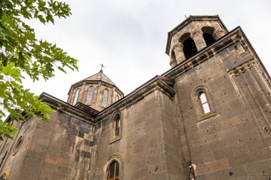 Abovyan caddesindeki siyah Surb Nshan kilisesi, Gyumri şehrindeki en eski kilise, Ermenistan bulutlu yaz gününde.