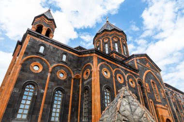 Kutsal Kurtarıcı Kilisesi 'nin arka tarafında ve bulutlu yaz gününde Gyum şehrinde deprem sırasında çöken eski kilise kubbesinin tepesinde.