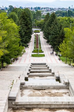 Bulutlu bir yaz gününde Gyumri şehrindeki Ermenistan Ana Anıtı 'ndan (Mair Hayastan) Şöhret Yolu merdivenleri