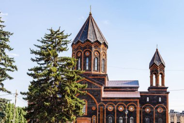 Güneşli yaz gününde Ermenistan 'ın Gyumri şehrindeki Kutsal Kurtarıcı Kilisesi' nin binası.