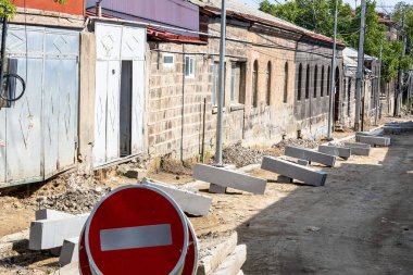 Ermenistan 'ın eski Gyumri ilçesinde yol inşaatı güneşli yaz gününde