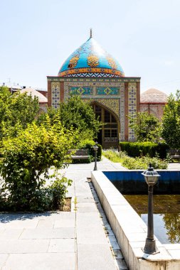 Güneşli yaz gününde Erivan şehrinin avlusundan Mavi Cami manzarası