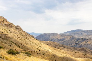 Erarat ve Vayots arasındaki dağların manzarası Dzor vilayetleri, Ermenistan 'ın bulutlu yaz günü