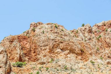Noravank vadisinin turuncu duvarı, güneşli yaz günlerinde Vayots Dzor vilayetlerindeki Noravank manastırı etrafını kaplıyor.
