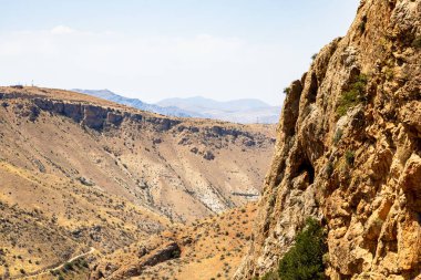 Güneşli bir yaz günü Ermenistan 'ın Vayots Dzor illerindeki Noravank Manastırı yakınlarındaki Noravank Vadisi manzarası