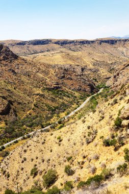 Vayots Dzor vilayetlerindeki Noravank Manastırı yakınlarındaki Noravank Kanyonu 'nda güneşli bir yaz günü Ermenistan' ın en iyi yol manzarası.