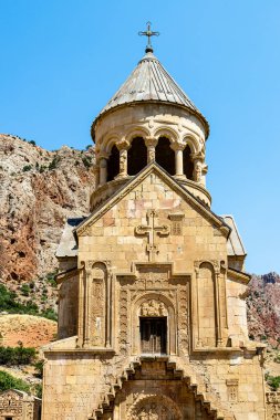 Güneşli bir yaz günü Ermenistan 'ın Vayots Dzor illerindeki Noravank Manastırı' ndaki Surb Astvatsatsin (Kutsal Meryem Ana) kilisesinin ön manzarası