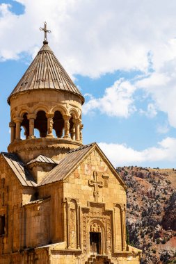 Güneşli yaz gününde Ermenistan 'ın Vayots Dzor illerindeki Noravank Manastırı' ndaki Kutsal Meryem Ana Kilisesi manzarası