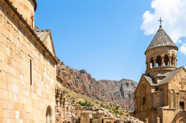 Vayots Dzor vilayetlerindeki Noravank manastırındaki kiliseler, güneşli yaz günlerinde Ermenistan