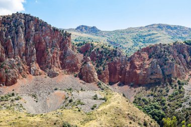 Noravank vadisinin renkli dağları, güneşli yaz günlerinde Vayots Dzor vilayetlerindeki Noravank manastırı etrafını sarar.