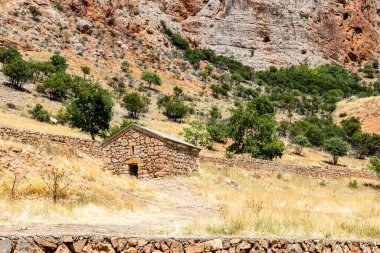 Noravank Vadisi 'ndeki taş ev. Vayots Dzor vilayetindeki Noravank Manastırı. Güneşli yaz gününde Ermenistan' da.