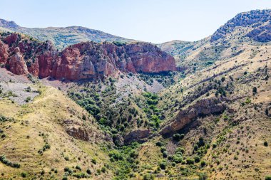Vayots Dzor vilayetlerindeki Noravank Manastırı çevresindeki Noravank Kanyonu 'nun renkli dağları güneşli yaz günlerinde Ermenistan' da