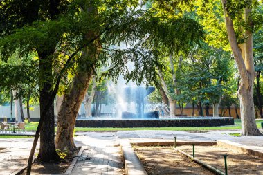 Erivan 'daki İngiliz Parkı' nda çeşmeli sokak, güneşli yaz gününde Ermenistan
