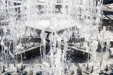 Güneşli yaz gününde Erivan 2800. yıldönümü parkında güneşli yaz gününde fıskiyenin fıskiyeleri kapanıyor.