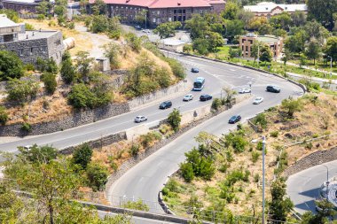 Ermenistan 'ın Saralanji caddesindeki yol manzarasının üzerinde güneşli bir yaz gününde Zafer Parkı' ndan Ermenistan 'a doğru.