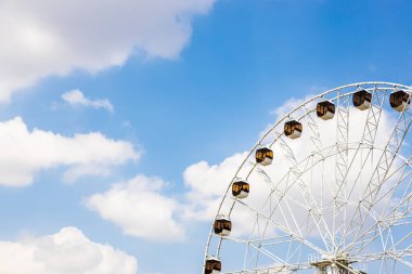 Ermenistan 'ın güneşli yaz gününde Erivan şehrindeki Zafer Parkı' nda arka planda beyaz bulutlar ve gözlem çarkı ve mavi gökyüzü