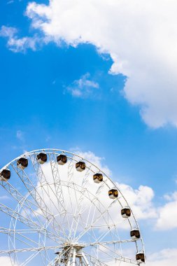 Beyaz dönme dolap ve mavi gökyüzünde beyaz bulutlar güneşli yaz gününde Erivan 'daki Zafer Parkı' nda, Ermenistan 'da