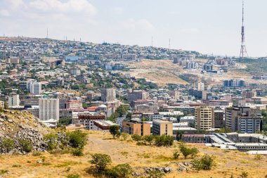 Güneşli yaz gününde Erivan 'daki Nork-Marash Bölgesi ve TV Kulesi Anıtı' ndan 50. yıldönümüne kadar.