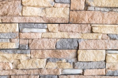Ermeni evindeki renkli yaban taşları ve nehir kaldırım taşlarından duvar