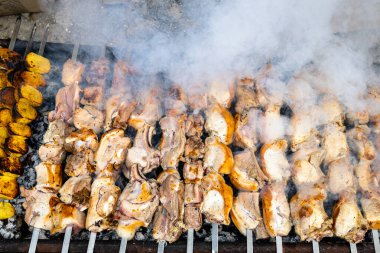 Mangalda et ve patatesten yapılmış Ermeni Khorovats barbeküsü.