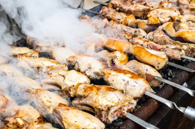 Açık mangal üzerinde şiş et parçaları pişirmek (Ermeni Khorovats barbeküsü)
