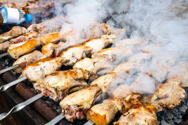 Açık mangal üzerinde şiş domuz eti parçaları pişirmek (Ermeni Khorovats barbeküsü)