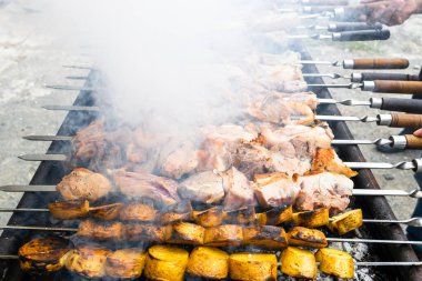 Açık mangal üzerinde ızgara patates ve khorovat (Ermeni barbeküsü) yakın çekim