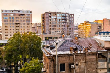 Ermenistan 'ın Erivan şehrinde yaz günbatımında apartmanlar