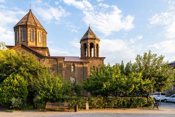 Surb Nshan kilisesinin yan görüntüsü, Gyumri şehrinin en eski kilisesi, Ermenistan yaz günbatımında