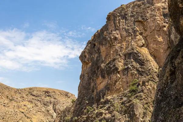 Ermenistan, Vayots Dzor vilayetindeki Areni köyü yakınlarındaki Noravank Kanyonu 'nun kayalıklarında güneşli bir yaz günü