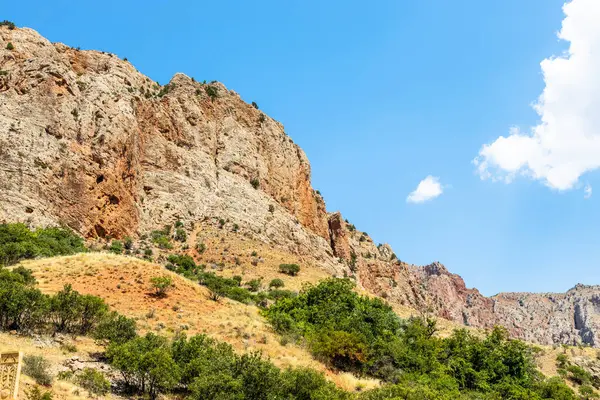 Vayots Dzor vilayetlerindeki Noravank Manastırı çevresindeki renkli vadi yamacı güneşli yaz günlerinde Ermenistan 'da