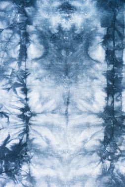 Pamuk forma kumaşı üzerinde batik tekniğiyle yapılmış gri soyut desen.