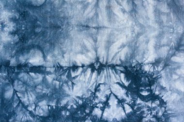 Gri soyut desenli el işi pamuk forma kumaşı üzerindeki kravat boyası tekniği.