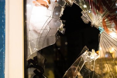 Geceleri apartmanın girişinde cam kırıkları.