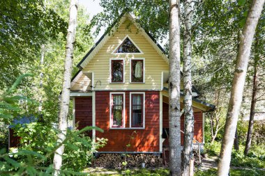 Rusya 'nın Tver bölgesinde güneşli bir günde tatil köyünde yazlık ev