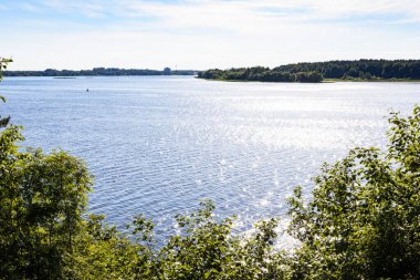Rusya 'nın Tver bölgesindeki Dunkina Gora plajında güneşli bir yaz gününde Volga nehri manzarasının üzerinde.