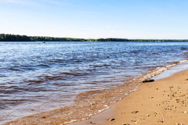 Rusya 'nın Tver bölgesindeki Dunkina Gora plajında güneşli yaz gününde Volga nehrinde su yüzeyi