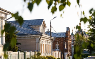 Güneşli bir yaz akşamında Eski Kolomna şehrinin ahşap evleriyle dolu bir şehir.