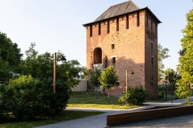 Kolomna Kremlin 'in eski Simeonovskaya Kulesi güneşli yaz akşamlarında Eski Kolomna şehrinde