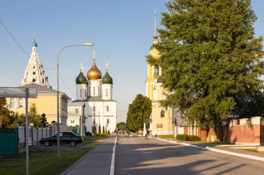 Lazareva Caddesi ve Sobornaya Meydanı 'ndaki kilise ve katedral manzarası Kolomna Kremlin, Eski Kolomna şehrinde yaz akşamı