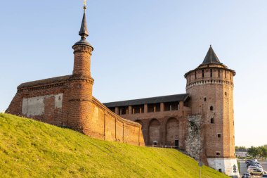 Eski Kolomna 'nın yeşil tepesindeki antik kale duvarı ve Kolomna Kremlin' in Marinkina kulesi yaz günbatımında