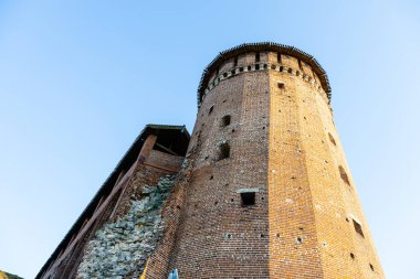 Kolomna Kremlin 'in Marinkina Kulesi' nin alt manzarası güneşli bir yaz akşamında Eski Kolomna şehrinde.