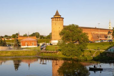 Eski Kolomna Kremlin 'deki Marinkina kulesinin manzarası Kolomenka nehrinin karşısındaki Eski Kolomna şehrinde yaz günbatımında
