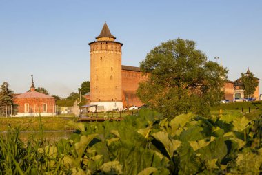 Kolomenka 'dan antik Kolomna Kremlin' deki Marinkina Kulesi manzarası Eski Kolomna şehrinde yaz günbatımında
