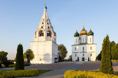 Kolomna 'nın Kolomna Kremlin Meydanı' ndaki Katedral 'de yaz günbatımında çan kulesi olan varsayım Katedrali